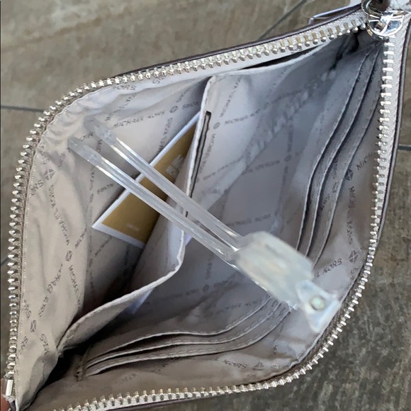 MICHAEL KORS JET SET TRAVEL XL ZIP CLUTCH WRISTLET - Picture 6 of 16